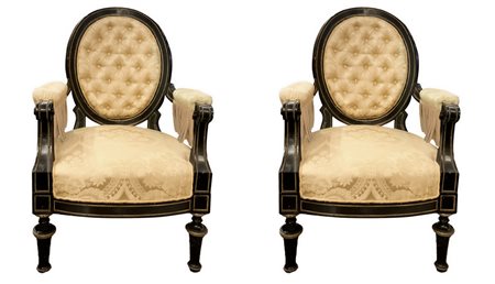 Coppia di poltrone in legno nero ebanizzato con spalliera ovale, bordure in ottone dorato, tappezzeria in damasco di set