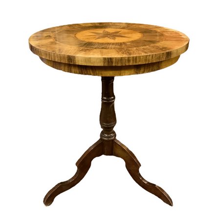 Tavolinetto rotondo con intarsio centrale a rosa dei venti, piede a tre razze. H cm 75, diamentro piano cm 65