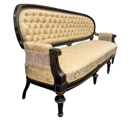 Divano in legno laccato nero ebanizzato interamente perfilato in ottone dorato, tappezzato in damasco di seta a capitonn