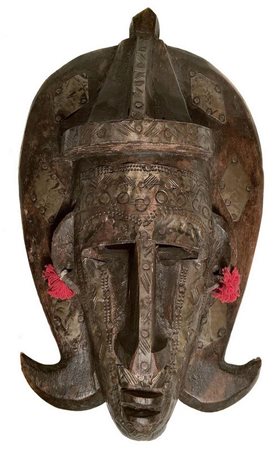 Maschera africana con applicazioni in rame e di tessuto. Cm 34x18,5.