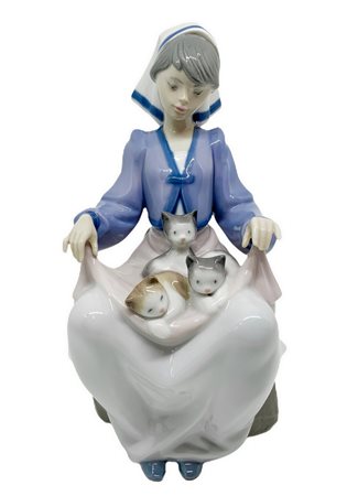 LLadro, Bambina con gattini. H cm 21