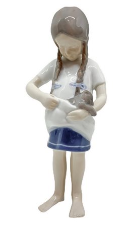 Copenaghen, statuette in porcellana raffigurante bambina con gattino. H cm 17,5