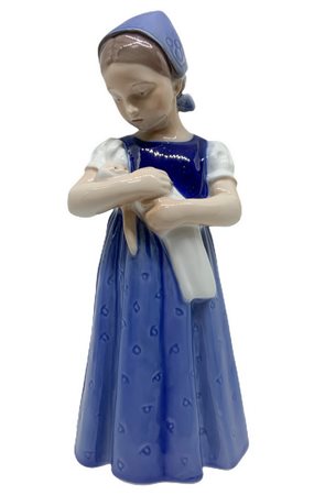 Copenaghen, statuetta in porcellana raffigurante bambina con bambola. H cm 20