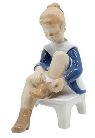 Copenaghen, statuetta in porcellana raffigurante bambina con scarpa. H cm 15