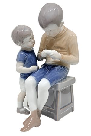 Copenaghen, statuetta in porcellana raffigurante coppia di bambini. H cm 120