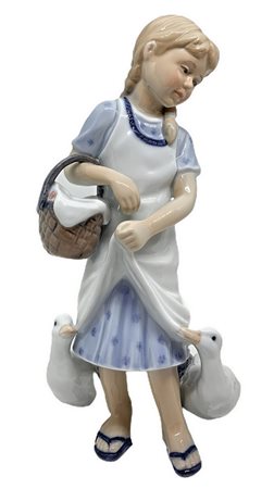 Copenaghen, statuetta in porcellana raffigurante bambina con papere. H cm 25