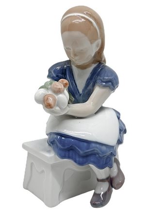 Copenaghen, statuetta in porcellana raffigurante bambina con fiori. H cm 15