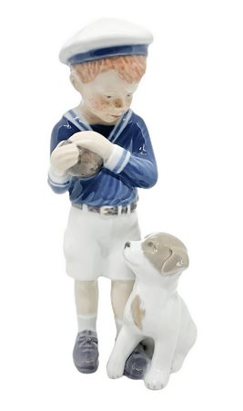 Copenaghen, statuetta in porcellana raffigurante bambino marinaretto e cucciolo. H cm 17