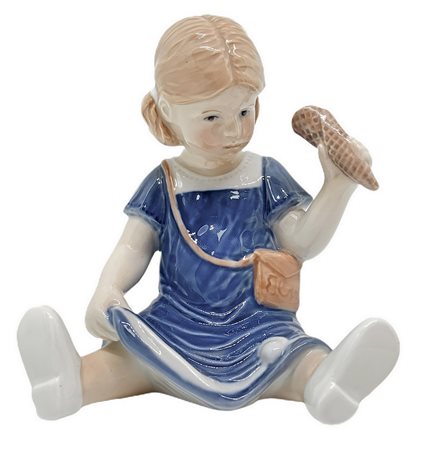 Copenaghen, statuetta in porcellana raffigurante bambina con bambola con cono gelato. H cm 15