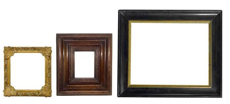 Gruppo di n. 3 cornici. 1- Cornice in legno di colore nero perfilo dorato interno. Misure interne cm 24,2x30,2. Misure e