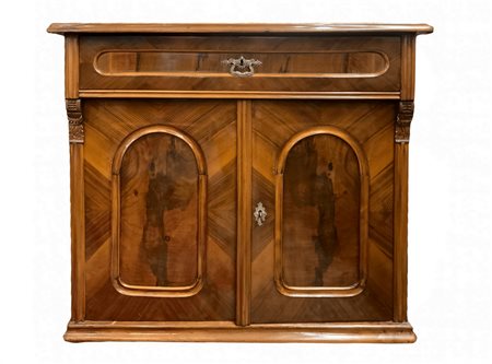 Credenza servante in legno di noce con cassetto centrale superiore, due sportelli alla base, piedi a cipolla. H cm 95. L