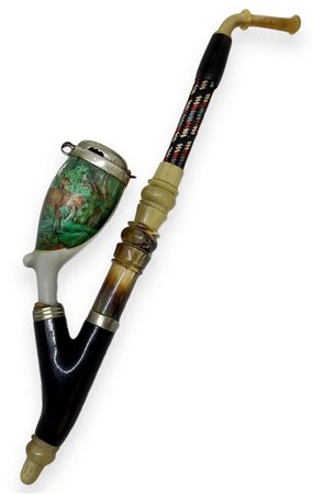 â€œ Pipa tirolese con cervi â€œ - Alto Adige. Prima metÃ  del â€˜900.
Pipa del tipo Tirolese con fornello in ceramica, c