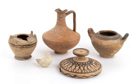 GRUPPO DI VASETTI MAGNOGRECI CON COLOMBA IN MARMO
IV - III secolo a.C.