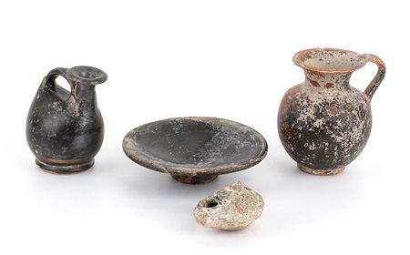 GRUPPO DI VASETTI A VERNICE NERA CON LUCERNA
III secolo a.C. - epoca romana imperiale