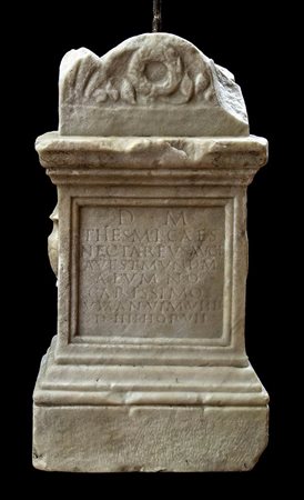 ARA IN MARMO CON EPIGRAFE
Età Flavia, seconda metà del I secolo d.C.