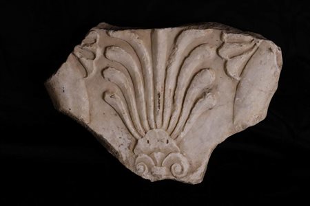 FRAMMENTO DI GRANDE TRAPEZOFORO IN MARMO
I secolo a.C. - I secolo d.C.