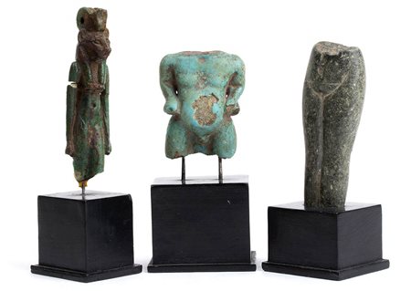 GRUPPO DI TRE AMULETI IN FAIENCE E SERPENTINITE
Dalla fine del Terzo Periodo Intermedio al periodo Tolemaico, fine VIII - inizi I secolo a.C.