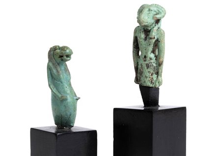 COPPIA DI AMULETI EGIZI IN FAIENCE: KHNOUM E THOUERIS
Periodo Tolemaico, fine IV - inizi I secolo a.C.