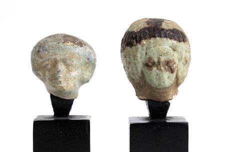 COPPIA DI TESTINE EGIZIE IN FAIENCE
Periodo Tolemaico, fine IV - inizi I secolo a.C.