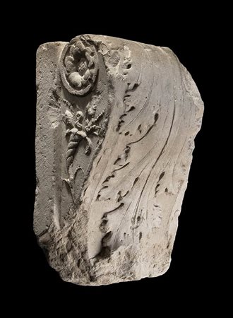 MENSOLA IN PIETRA CALCAREA CON DECORAZIONI VEGETALI 
XVII - XVIII secolo