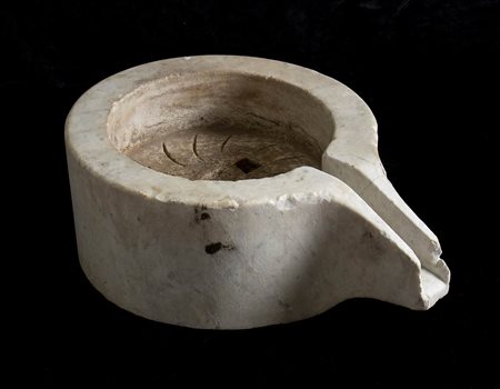 BASE IN MARMO DI MACINA
Epoca tardo medievale