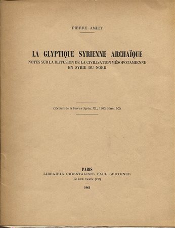 AMIET  P. – La Glyptique syrienne archaique; notes sur la diffusion de la civilation mesopotamienne en Syrie du nord. Paris, 1963. Pp. 58 – 83, tavv. 2. + 32 ill. nel testo. ril. ed buono stato, importante.
