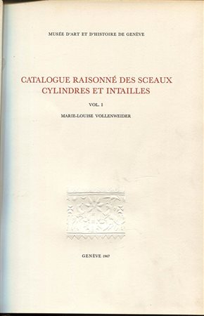 VOLLENWEIDER  M.L. – Catalogue raisonne des sceaux cylindres et intailles. Vol. I. Geneve, 1967. Pp. 217,  tavv. 95. Ril. ed. tutta pelle, dorso sciupato, buono stato, importante e raro.
