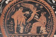 GRANDE PHIALE APULA A FIGURE ROSSE
Attribuito al gruppo dei Pittori di Dario e dell’Oltretomba, 340 - 330 a.C.