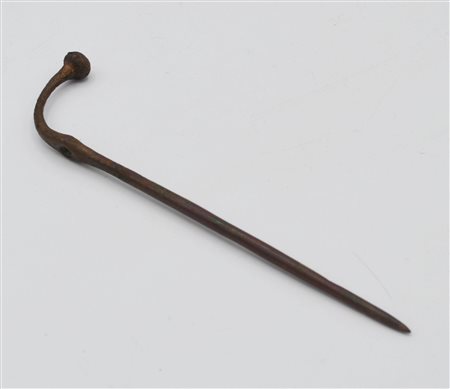 SPILLONE DA CUCITO SUMERO DATAZIONE: II millennio a.C. MATERIA E TECNICA:...