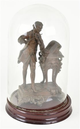 CALAMAIO IN ANTIMONIO a forma di violinista con tavolino e spartito corredato...