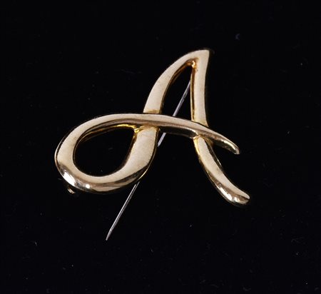 SPILLA IN ORO GIALLO a forma di A 48x38 mm peso g 2,7 IL PRESENTE LOTTO E'...
