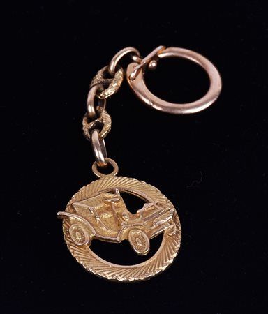 PORTACHIAVI IN ORO GIALLO raffigurante auto d'epoca peso g 16 IL PRESENTE...