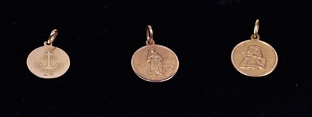 TRE MEDAGLIETTE IN ORO GIALLO raffiguranti la Vergine Maria, Gesu' e un...