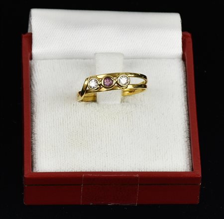 ANELLO IN ORO GIALLO con corindone di contorno centrale varieta' rubino e due...