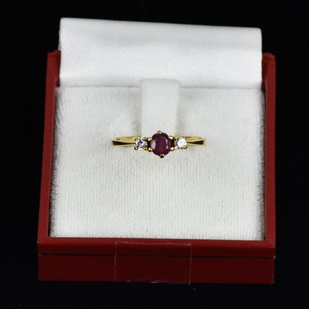 ANELLO IN ORO GIALLO con due piccoli zirconi laterali e piccolo corindone...