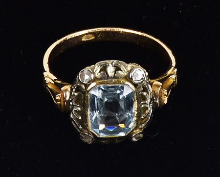 ANELLO IN ORO GIALLO E BIANCO con berillo varieta' acquamarina contornato da...