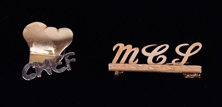 LOTTO DI DUE SPILLE IN ORO GIALLO di cui una con le iniziali MCS e un'altra...