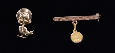 SPILLE PER BAVAGLINO IN ORO GIALLO una da bavaglino con pendente raffigurante...