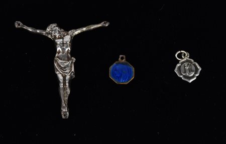 LOTTO DI TRE PENDENTI DI CUI DUE IN ARGENTO raffiguranti un Cristo...