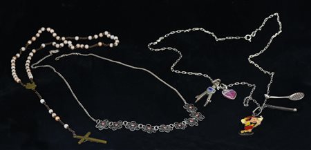 LOTTO DI TRE COLLANE IN ARGENTO con pendenti di vari soggetti peso g 33 IL...