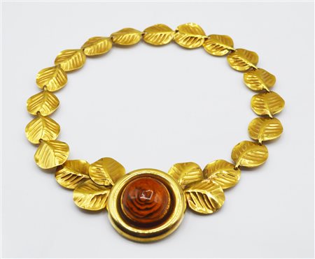 GIROCOLLO IN METALLO DORATO realizzato a maglie snodate a motivo fogliaceo...