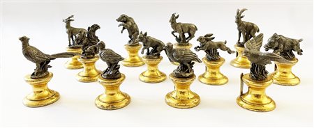 12 SEGNAPOSTO in argento 800 dorato e brunito, modellato ad animali...