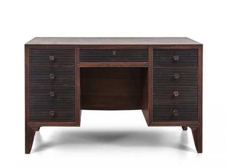 UNA SCRIVANIA, anni '50. <br>Legno di 