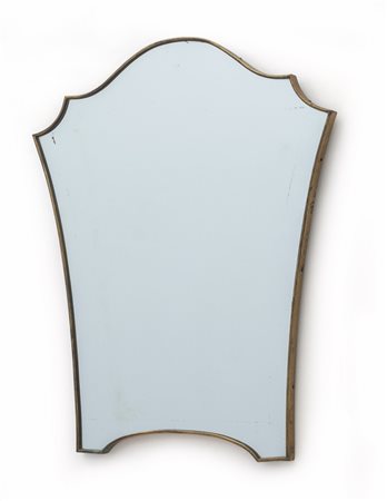 UNO SPECCHIO DA PARETE, anni '50. <br>Ottone, 