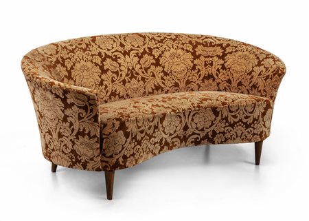 UN DIVANO, anni '50. <br>Struttura e gambe in 