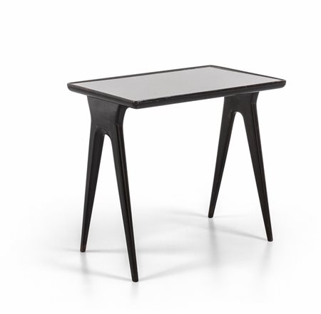 UN TAVOLINO, anni '50. <br>Legno laccato, 