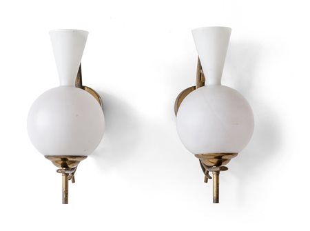 DUE LAMPADE DA PARETE, anni '50. <br>Ottone, 