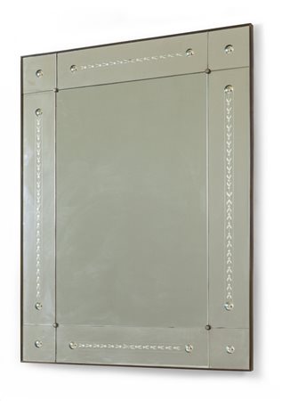 UNO SPECCHIO DA PARETE, anni '50. <br>Ottone, 