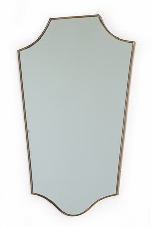 UNO SPECCHIO DA PARETE, anni '50. <br>Ottone, 