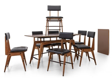 UN TAVOLO ESTENSIBILE CON SETTE SEDIE, anni '50. 